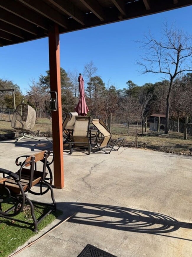Building Photo - Dandridge 37725 - FULLY FURNISHED 3 bedroom, 2 bath Updated Basement Ranch on 1+ Acre. Pets Welco...