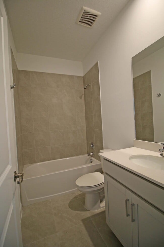 Building Photo - 14050 SW Thorens Dr