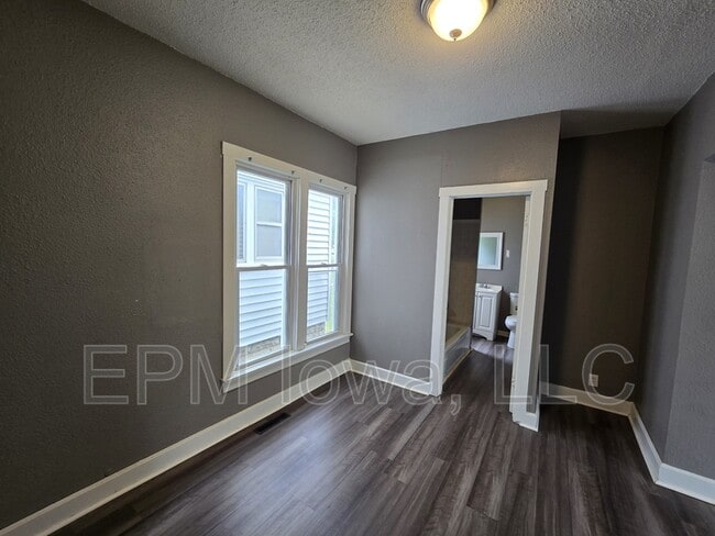Building Photo - 514 Logan Ave