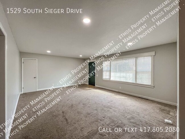Building Photo - 1529 S Sieger Dr