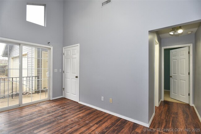 Building Photo - 319 S Gillette Ave