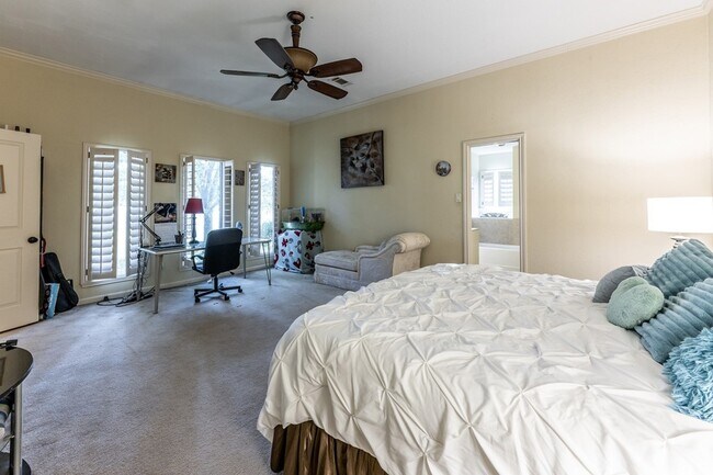 Building Photo - 422 River Oaks Dr