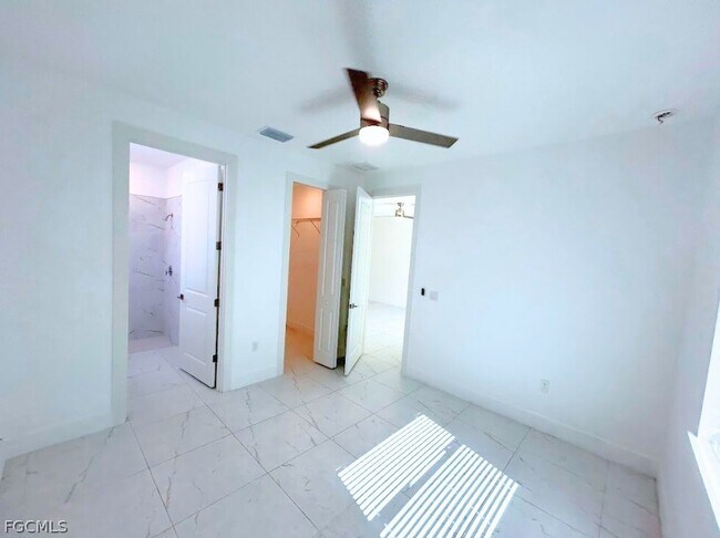 Building Photo - 674 Chemstrand St E