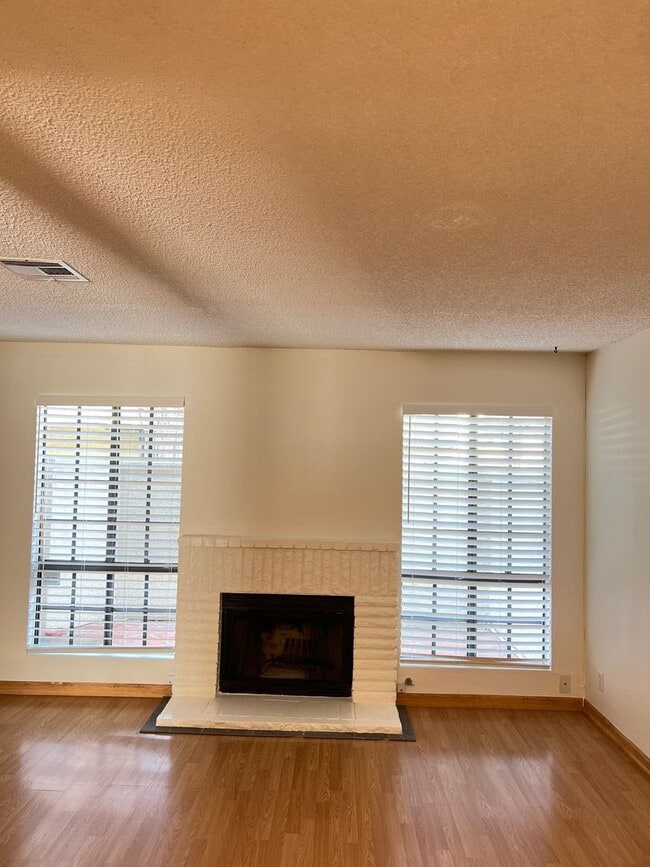 Building Photo - Spacious Two Bedroom Townhouse in Torrance $3,150