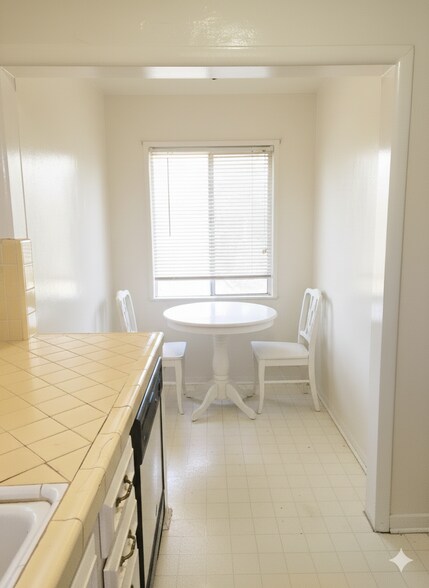 Charming breakfast nook - 430 S Oakhurst Dr