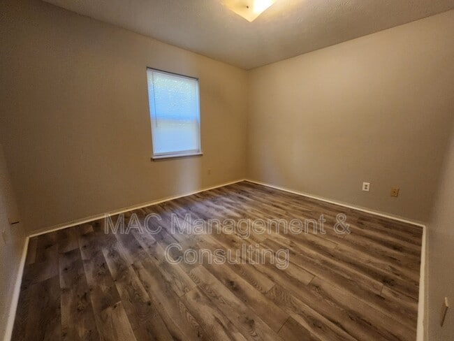 Building Photo - 1849 Summerhaven Ave