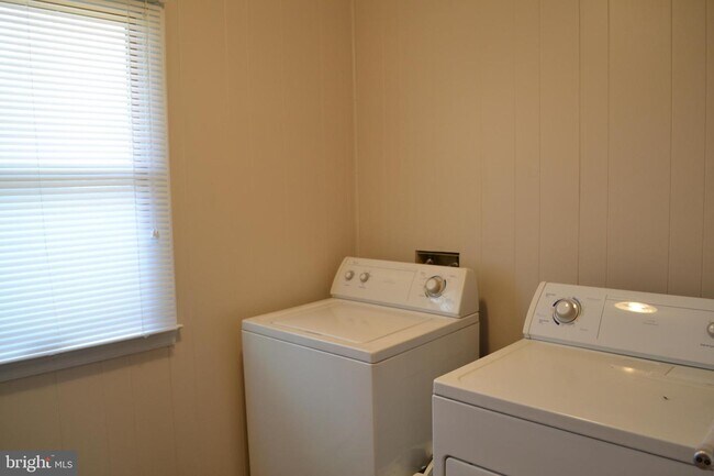 Building Photo - 925 Dyke Branch Rd