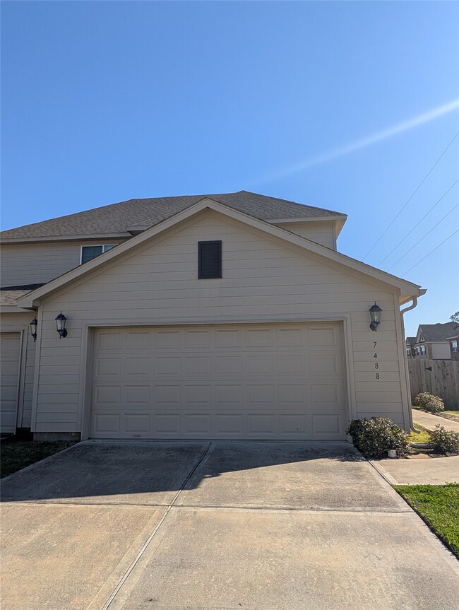 Building Photo - 7486 Woo St