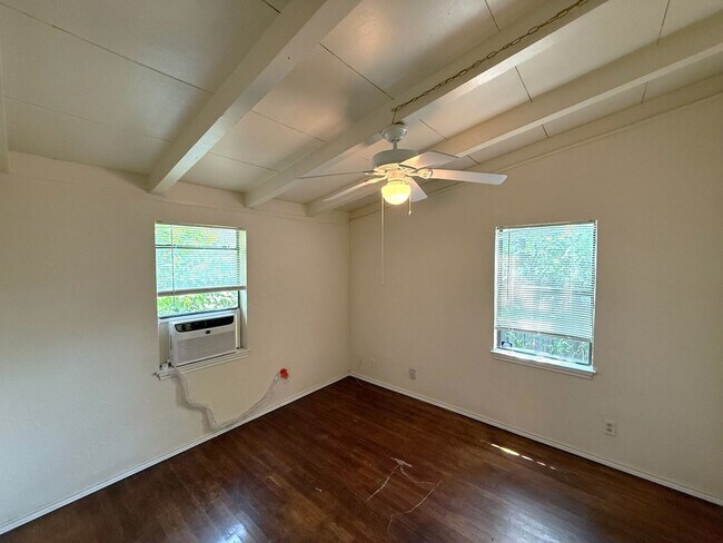 Building Photo - 2 Bed/ 1.5 Bath with a bonus area in Kille...