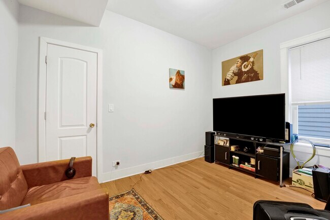 Building Photo - 3226 W Potomac Ave