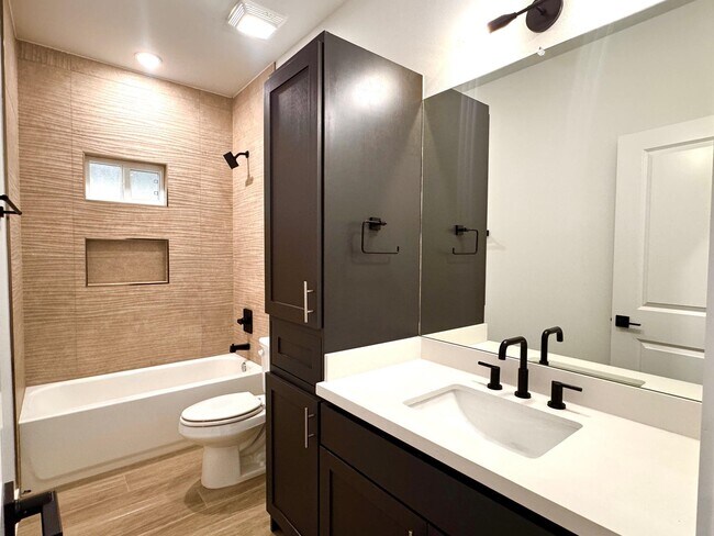 Building Photo - 1012 amezquita Dr