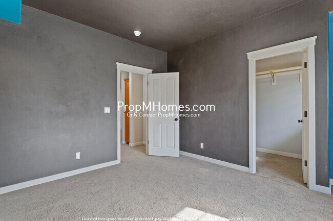 Building Photo - Cozy Two Bedroom Townhome in the Heart of ...