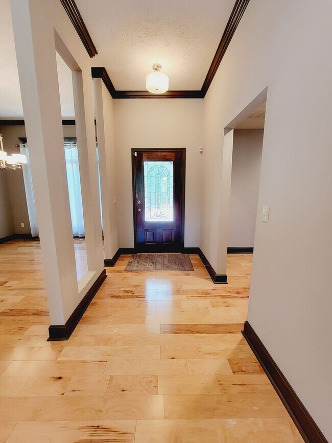 Building Photo - Spacious & Unique in Twin Oaks, Southwest ...