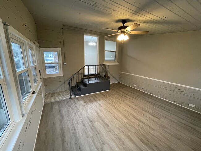 Sun Room/Family Room view 2 - 1550 Oakwood Ave