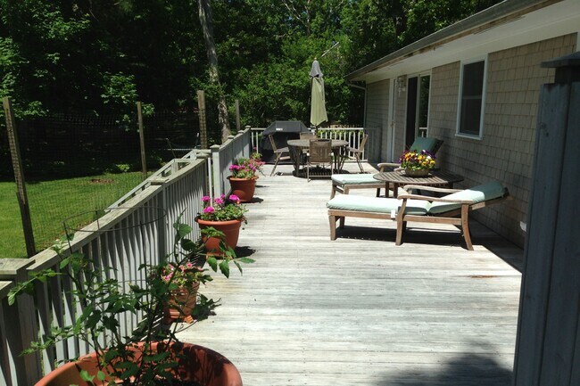 Building Photo - 16 Beechwood Dr