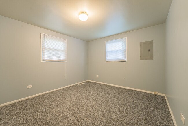 Building Photo - 3227 Nelson Ave