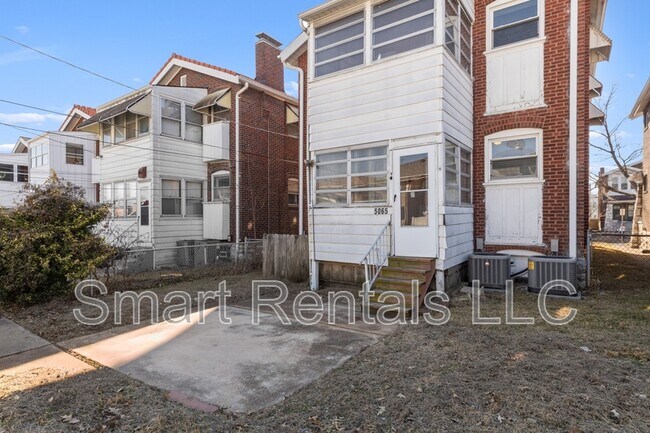 Building Photo - 5065 Lindenwood Ave