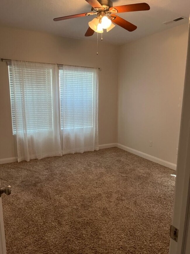 Building Photo - Spacious 3 Bedroom Home in Little Valley