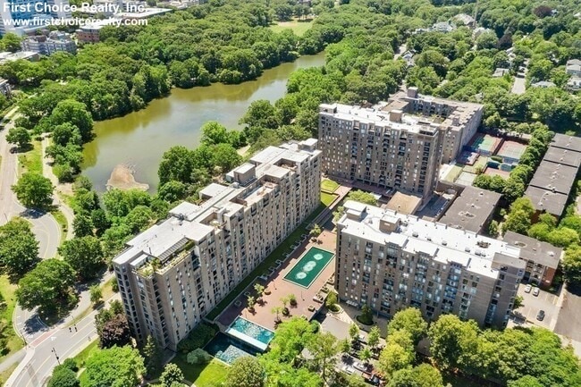 Building Photo - 77 Pond Ave