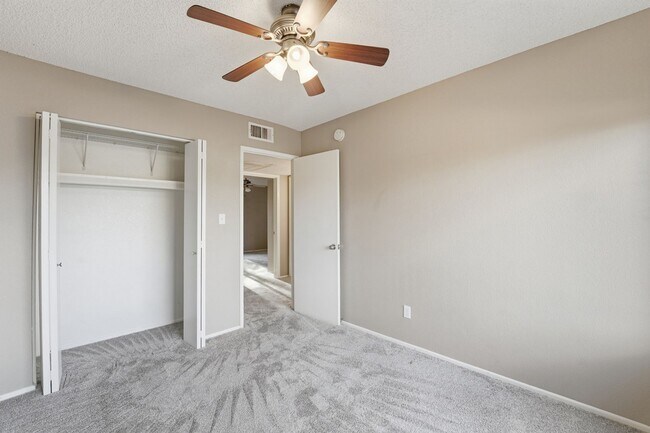 Building Photo - Beautifully maintained 3-bedroom, 2.5-bath Condo in the heart of Phoenix!