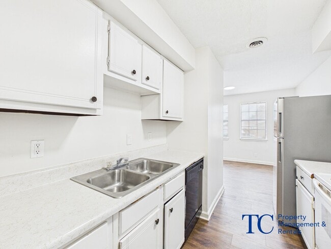 Building Photo - 8 Davidfield Cove