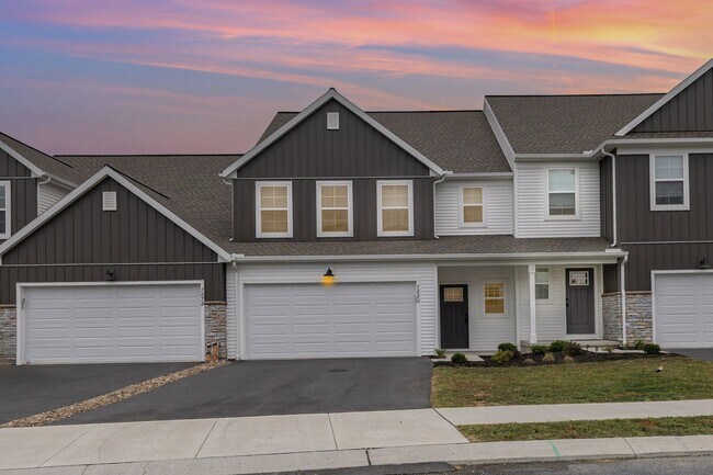 Building Photo - 7880 Briarwood Dr