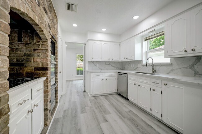 Building Photo - 9807 Braewick Dr