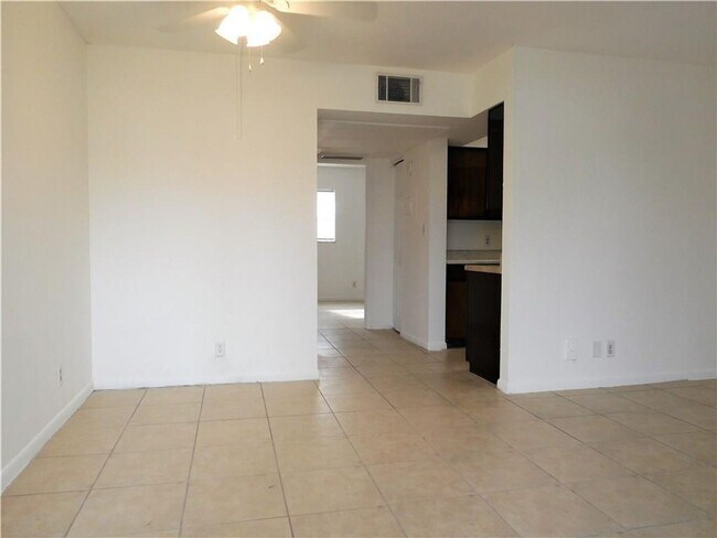 Building Photo - 1 Bedroom Apartment in Arlington Square Garden!