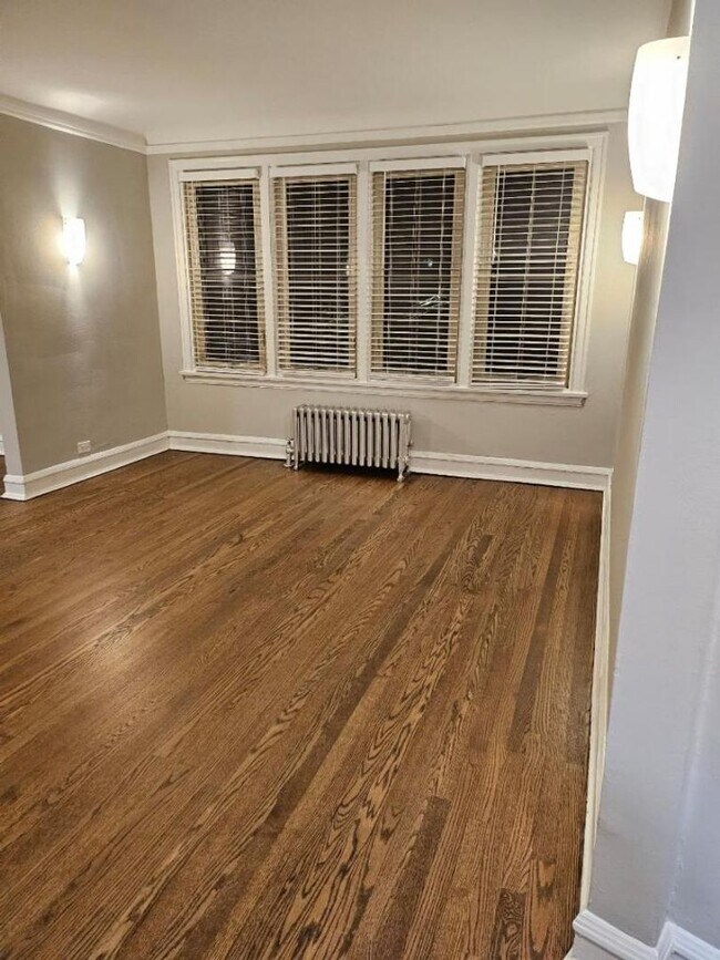 Building Photo - East Rogers Park One Bedroom