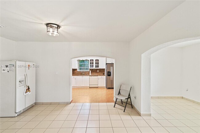 Building Photo - 210 E 61st St