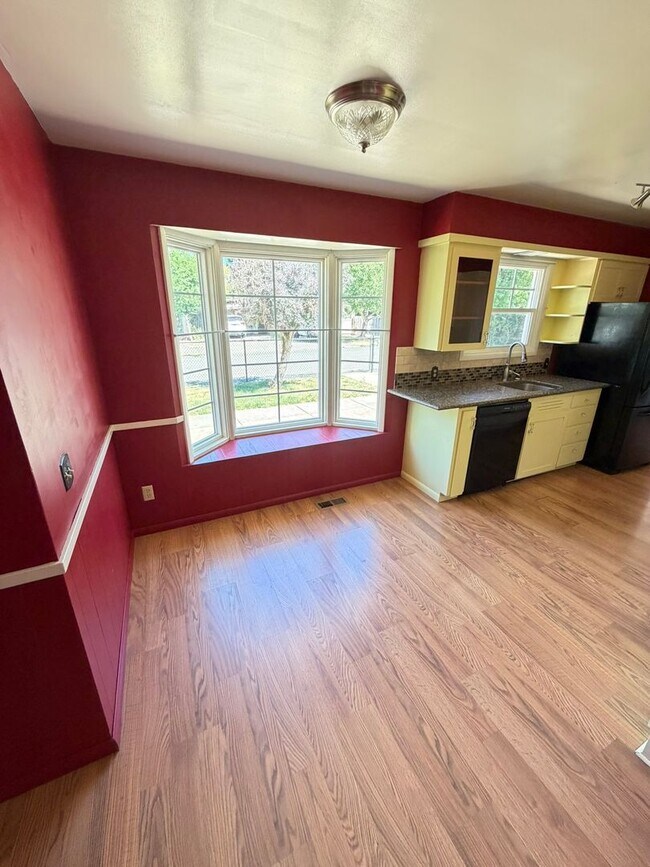 Building Photo - 3 Bedroom on Large corner lot!