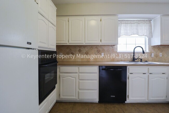 Building Photo - 3 Bed | 2.5 Bath in Jenks!