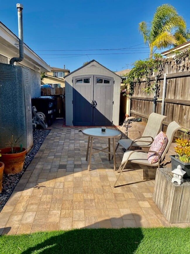 Building Photo - Darling 2 bedroom, 1 bath Single Family Home