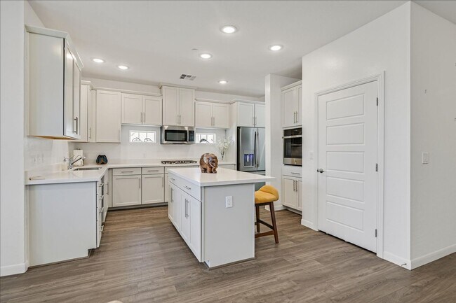 Building Photo - FULLY FURNISHED RENTAL