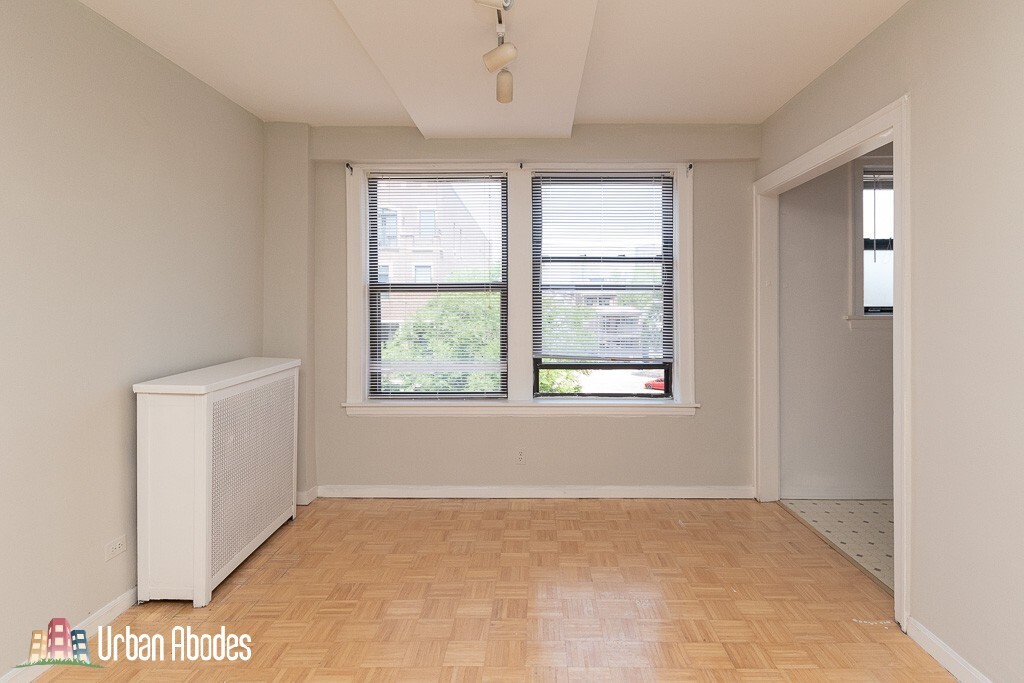 Building Photo - 727 W Belmont Ave