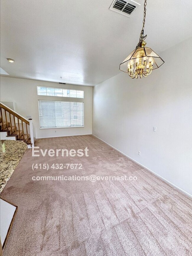 Building Photo - Lovely 2-Bedroom Townhome: Comfort and Con...