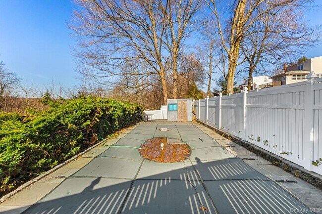 Building Photo - 45 Pamela Ln