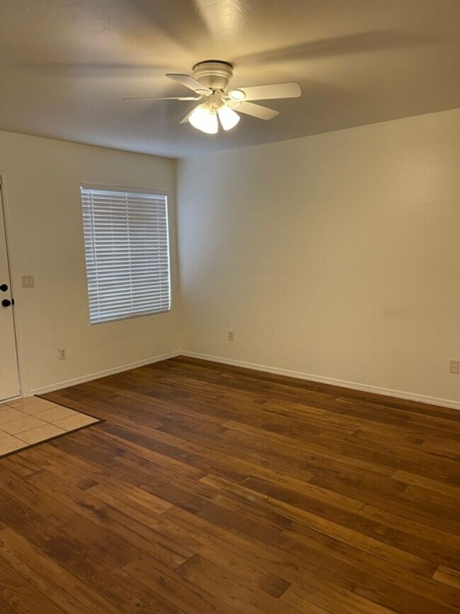 Building Photo - Beautiful 3 bedroom 2 bathroom!