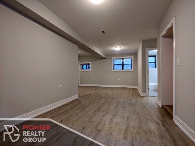 Building Photo - 812 W Waveland Ave