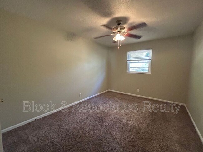 Building Photo - 110 Hedgecock Ave SW