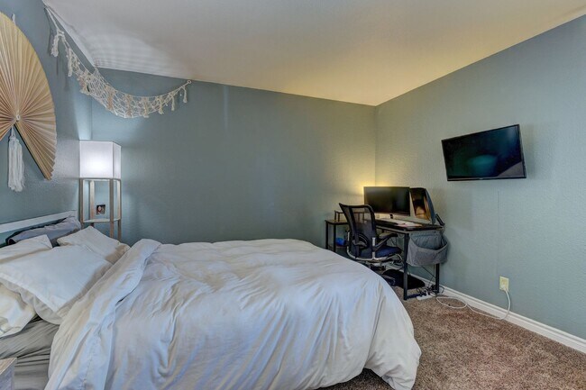 Building Photo - Beautiful condo at a great price!