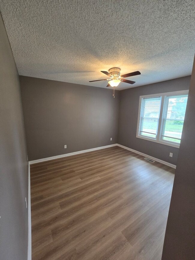 Building Photo - 2 bedroom 1 bath Cute house