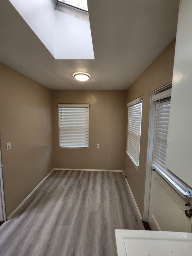 Building Photo - 1 Bedroom Cottage in Old Town