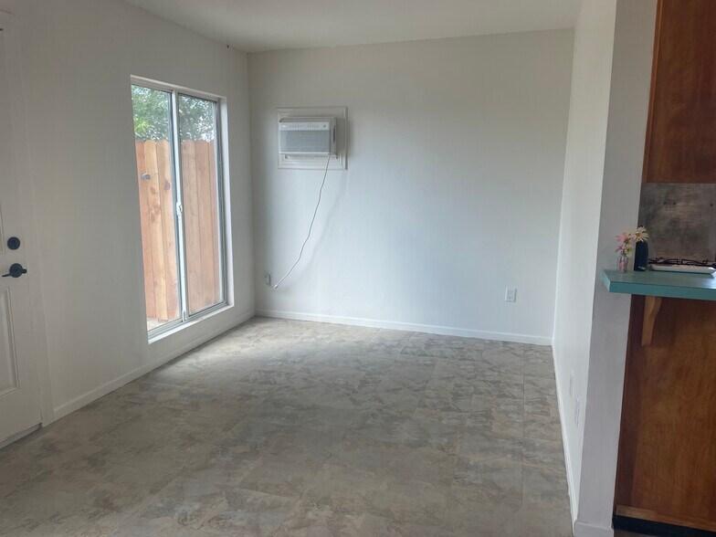 Dining area with wall A/C - 13429 Davenport St