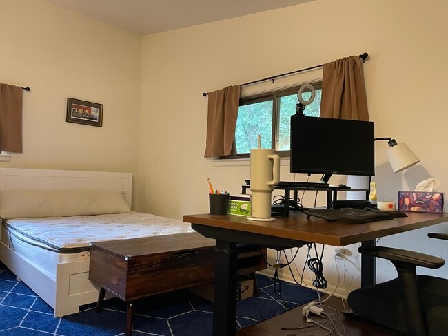 Building Photo - 1721 N High Point Rd