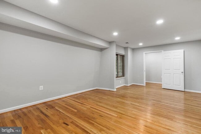Building Photo - 4921 Sauquoit Ln