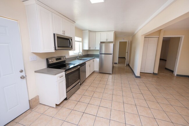 Primary Photo - 5448 Encina Dr
