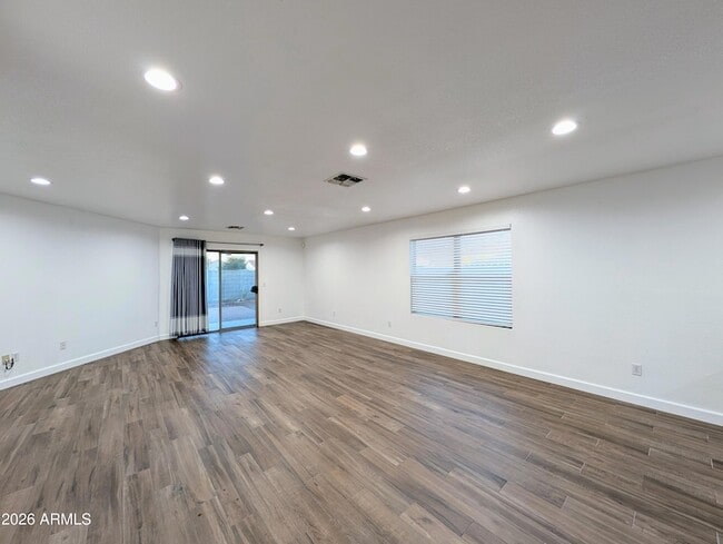 Building Photo - 2404 W Roeser Rd