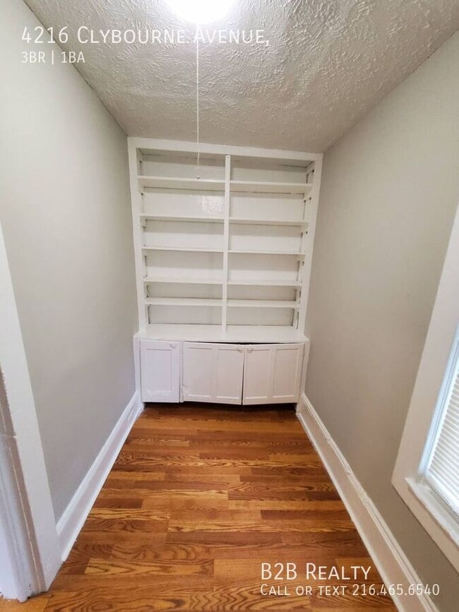 Building Photo - 4216 Clybourne Ave