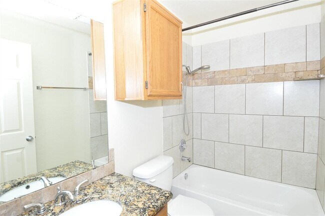 Building Photo - 17007 Simsbrook Dr